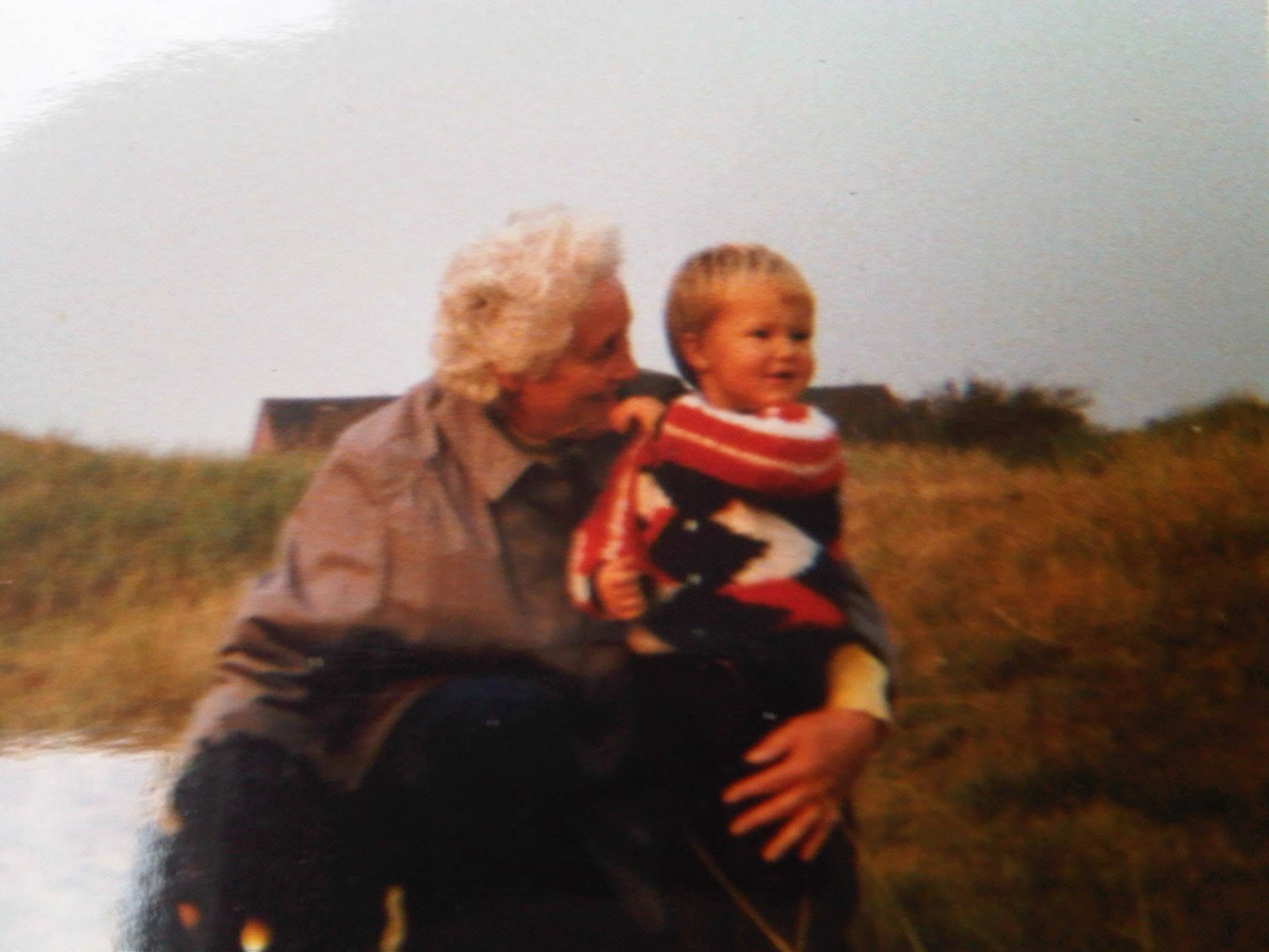 Dennis as a child with his grandmother on a dune on Borkum.